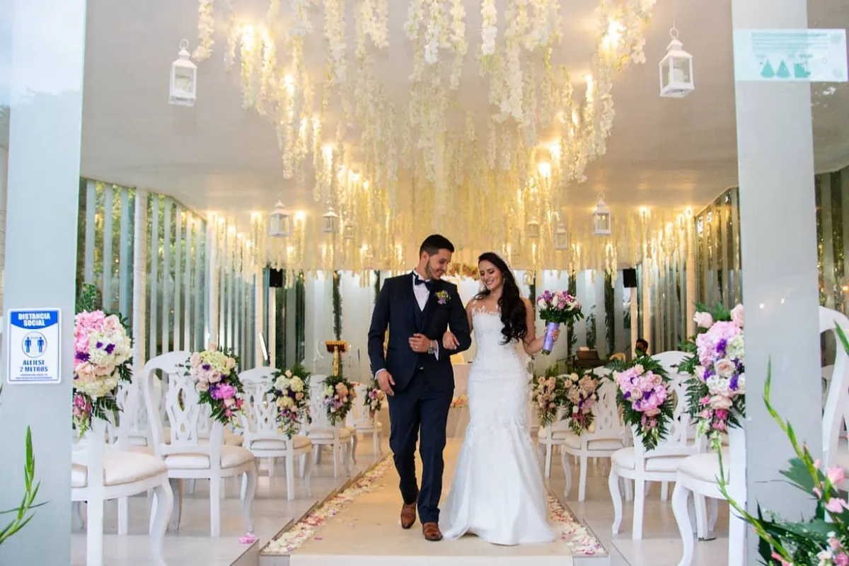 Pareja de novios entrando a la ceremonia de boda