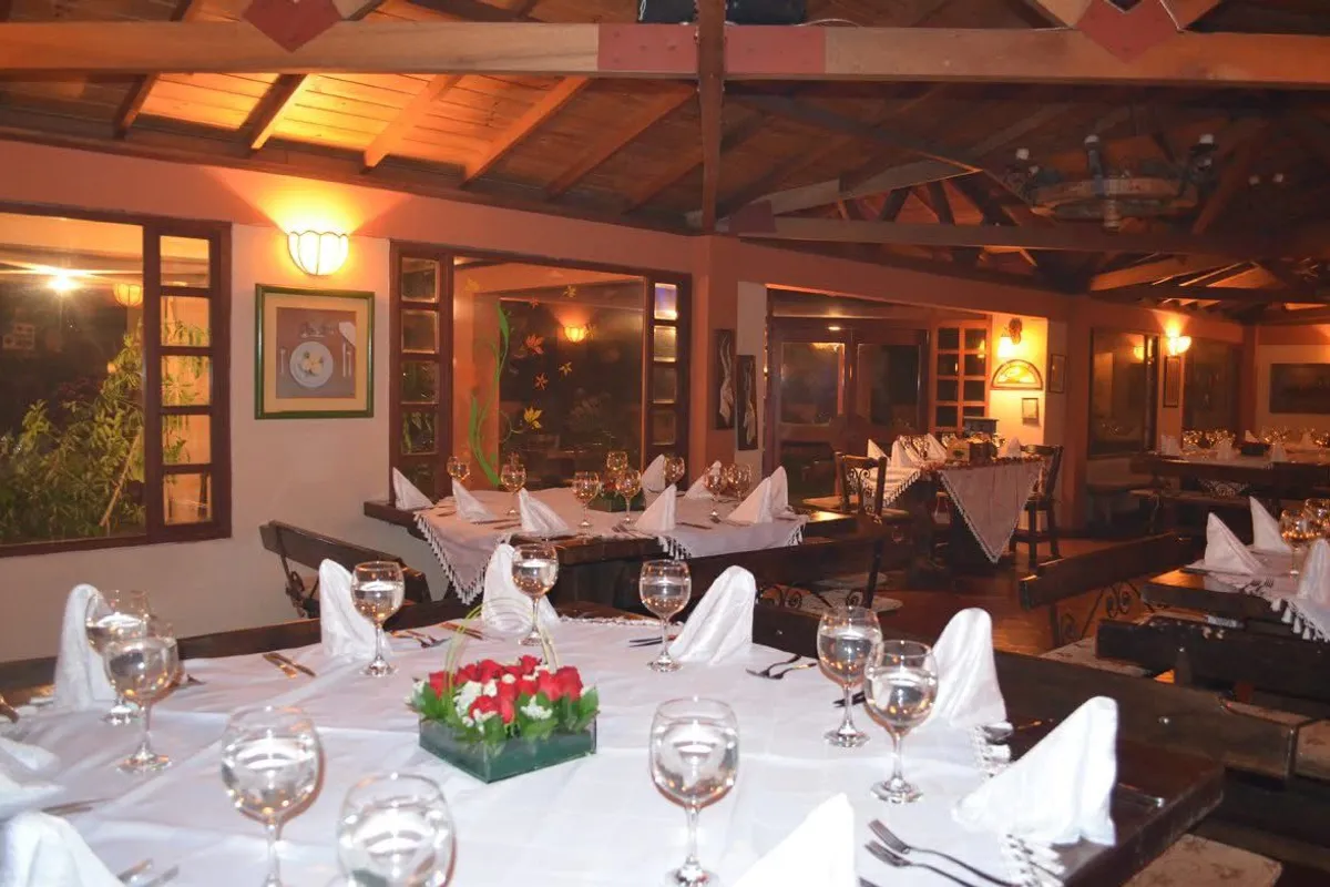 Mesas de banquete con copas y vajilla para una boda