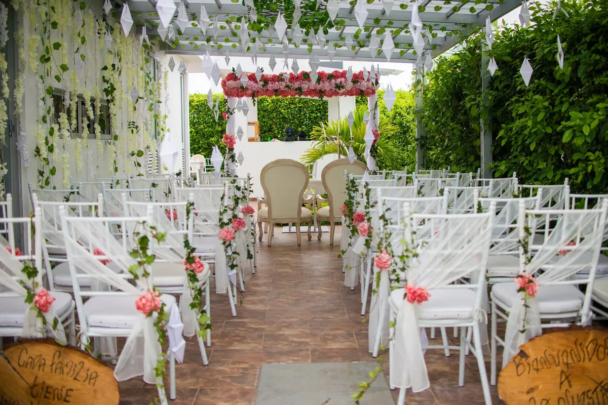 Montaje de ceremonia de boda al aire libre realizado por Fiestas Premium; foto de referencia, no corresponde a Hacienda Casa Torano