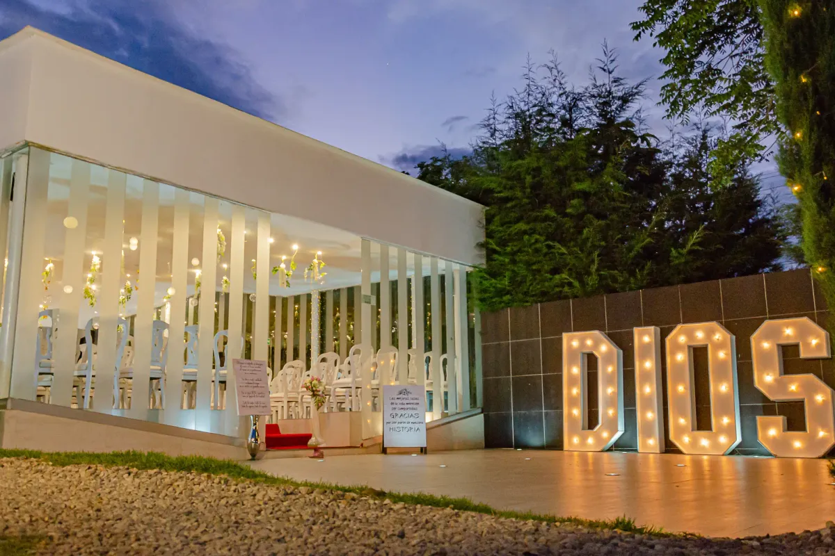 Letras luminosas y salón de cristal decorado para una boda temática
