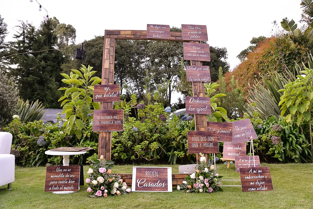 Letreros de madera divertidos como decoración original para una boda