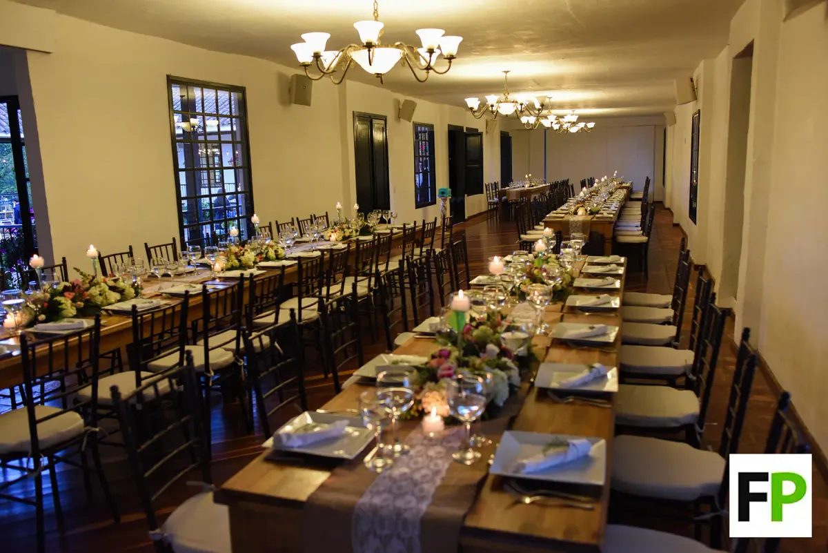 Salón elegante decorado con velas y flores para una boda de lujo en Bogotá