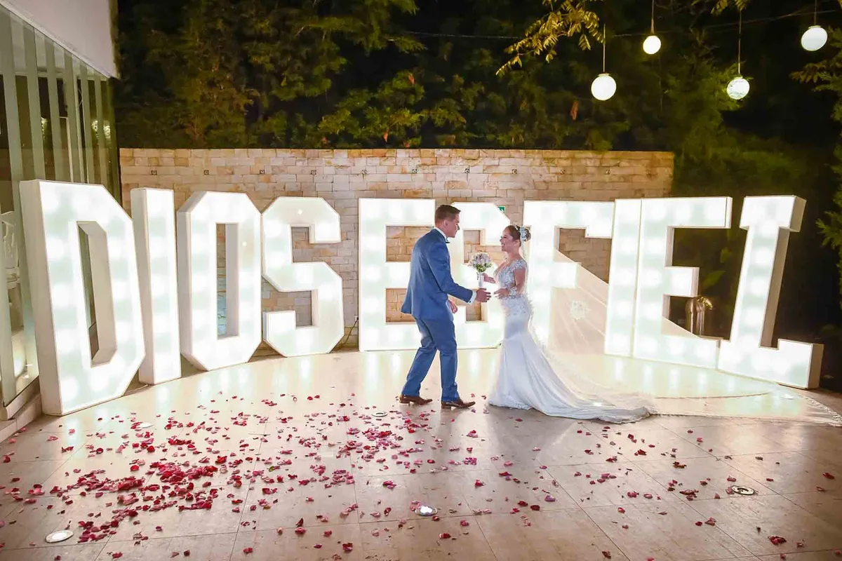 Novia con vestido corte sirena y velo largo en la recepción de su boda