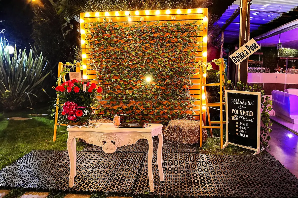 Rincón de fotos con letrero para posar en una boda