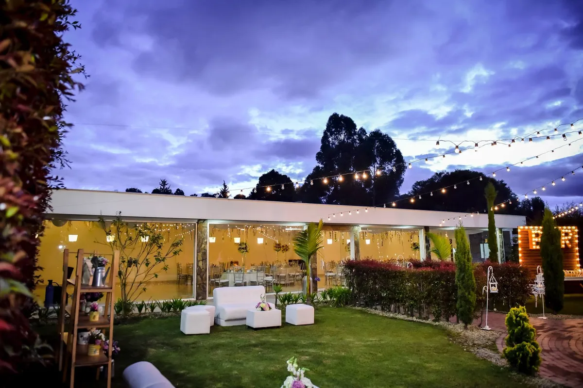 Montaje de boda al aire libre en un jardín al atardecer en Bogotá