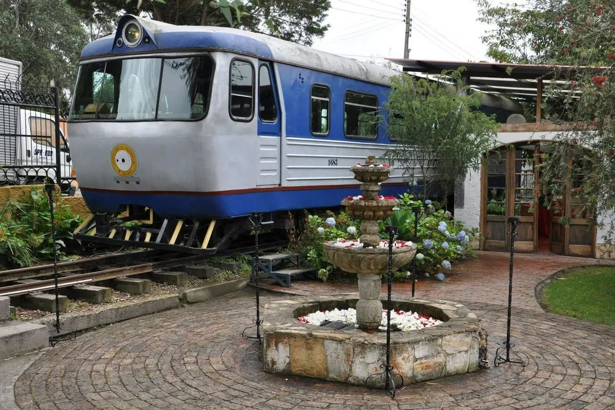 Vagón de tren vintage y fuente de piedra en una finca para bodas rústicas