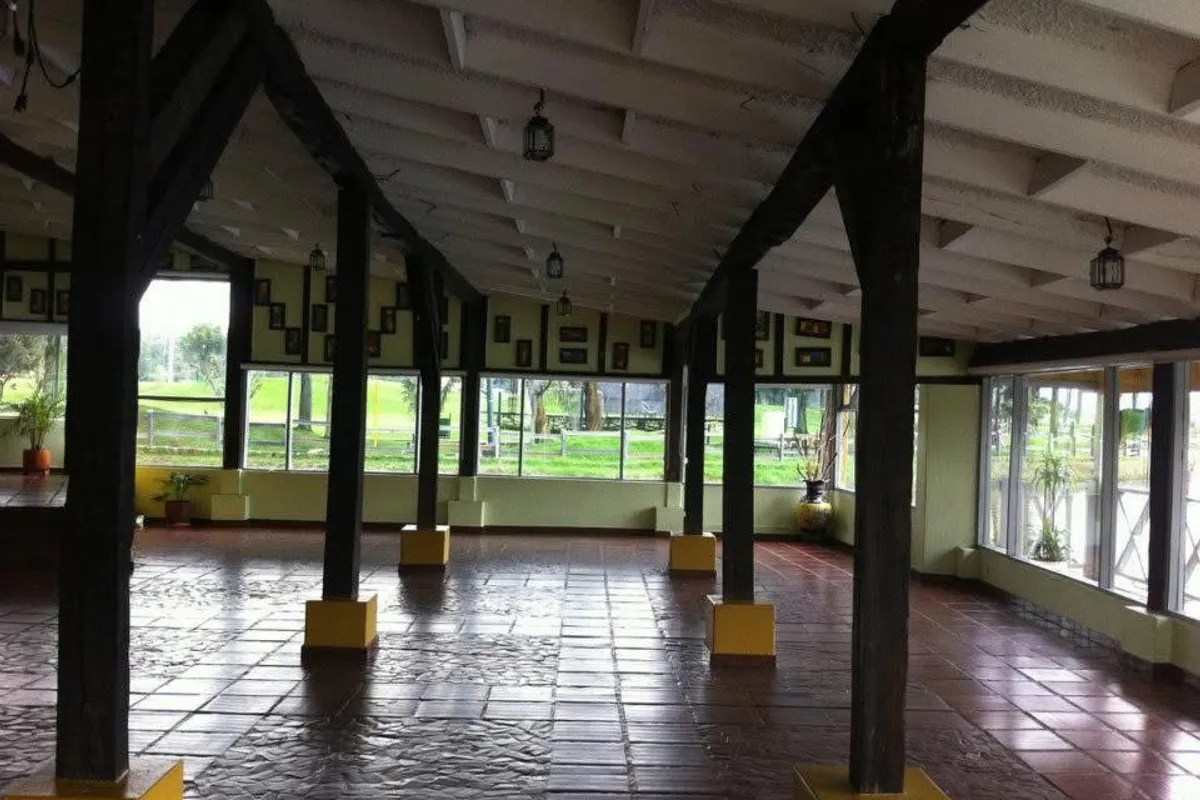 Terraza campestre con vista a los jardines para una boda simbólica