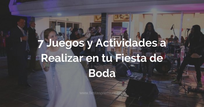 Invitados participando en actividades y juegos durante la fiesta de una boda