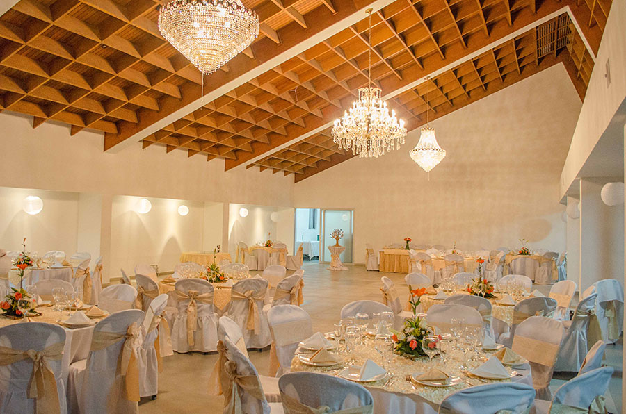 Decoración de bodas en blanco con dorado