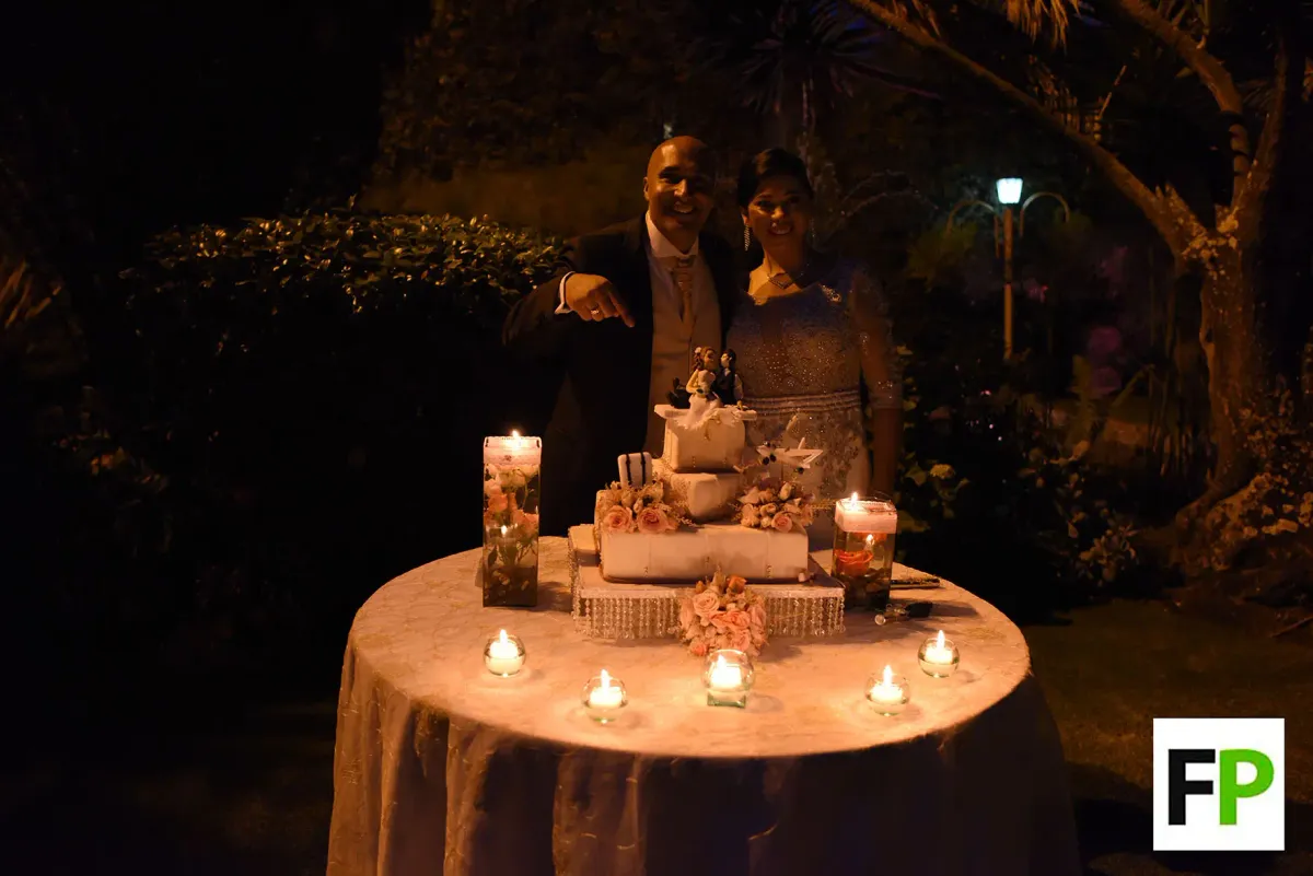 Pastel de boda decorado con velas en una recepción nocturna
