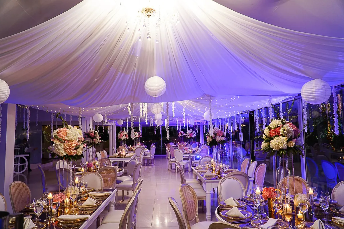 Salón decorado con luces y flores para una fiesta de quince años