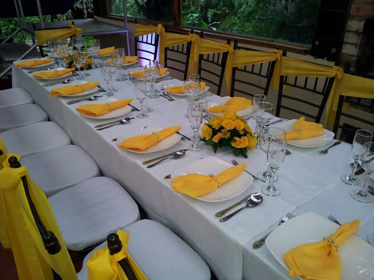Montaje de mesa elegante con vajilla y servilletas para un evento