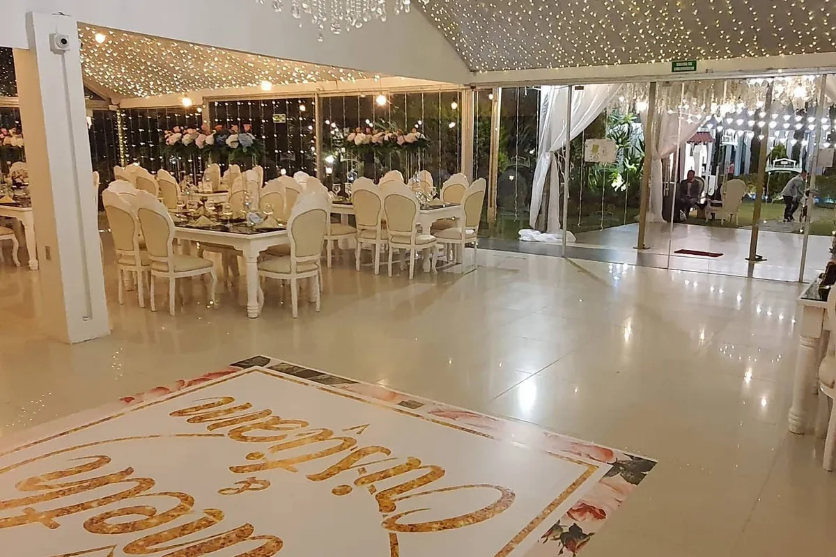 Salón elegante decorado con luces para organizar una fiesta de quince años