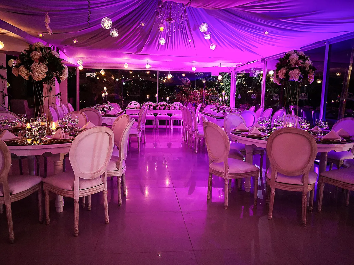 Salón de fiesta de quince años iluminado con luces de colores