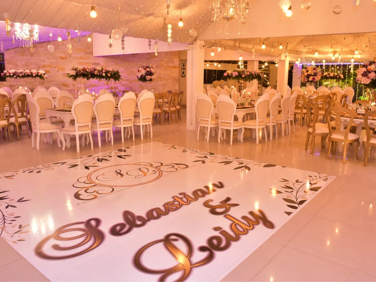 Salón de recepción elegante decorado para una fiesta de quince años