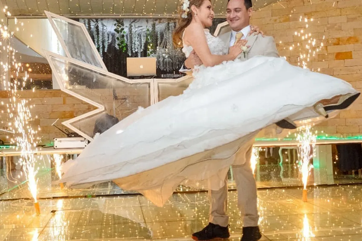 Pista de baile iluminada con pirotecnia y luces en una fiesta