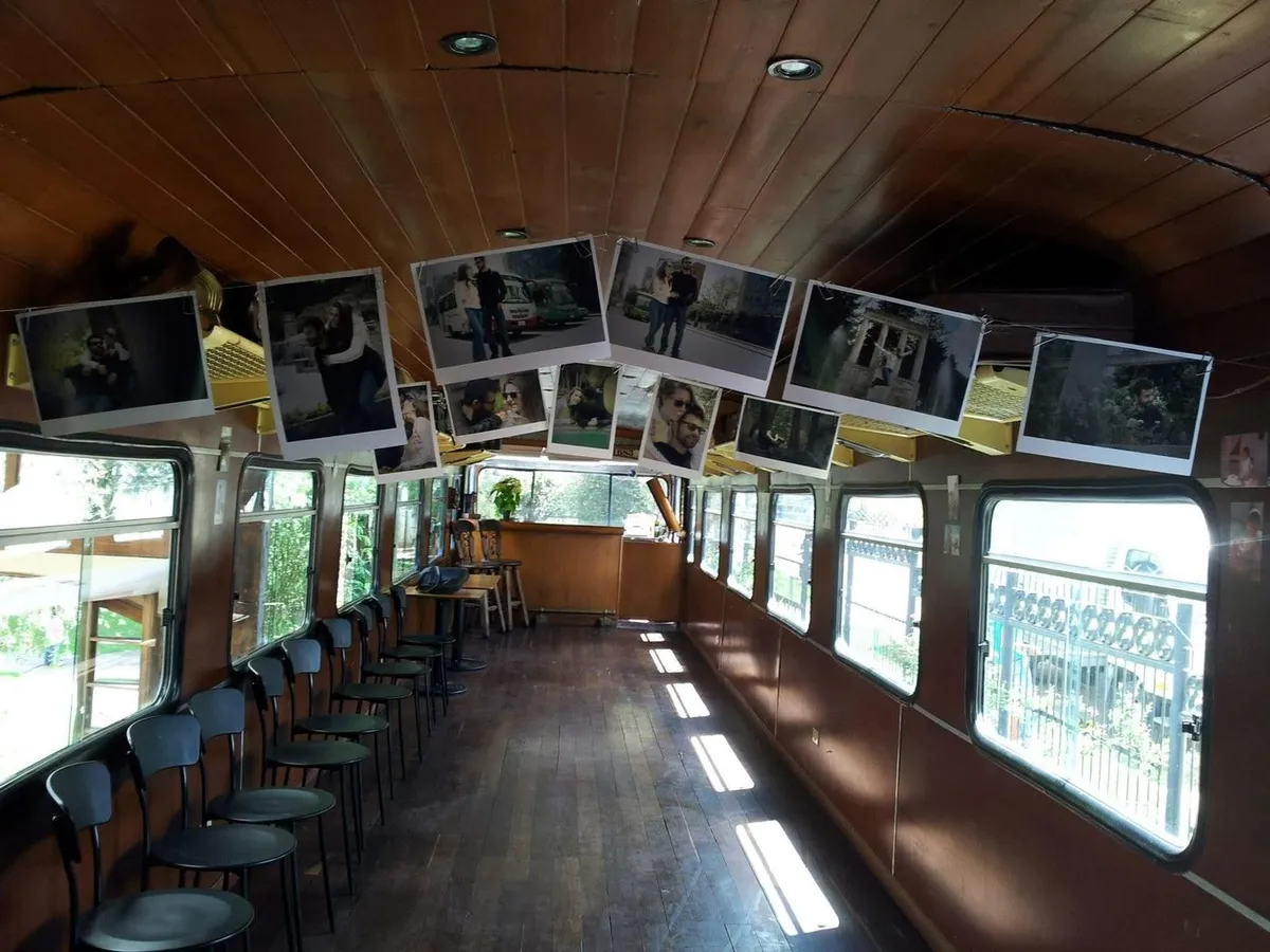Vagón de tren decorado con fotografías colgadas para una sesión