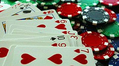 Decoración de fiesta de quince años con temática de casino: mesas de juego, cartas y fichas