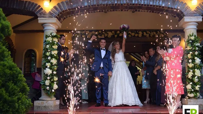 Bodas de autor en Bogotá — pirotecnia y decoración en Hacienda Monteleón