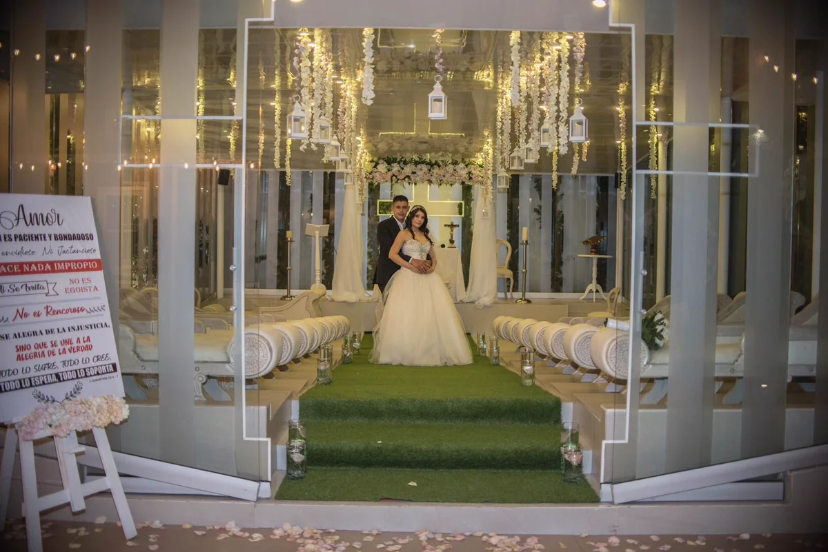 Pareja de novios en la capilla de cristal de Hacienda Común y Silvestre