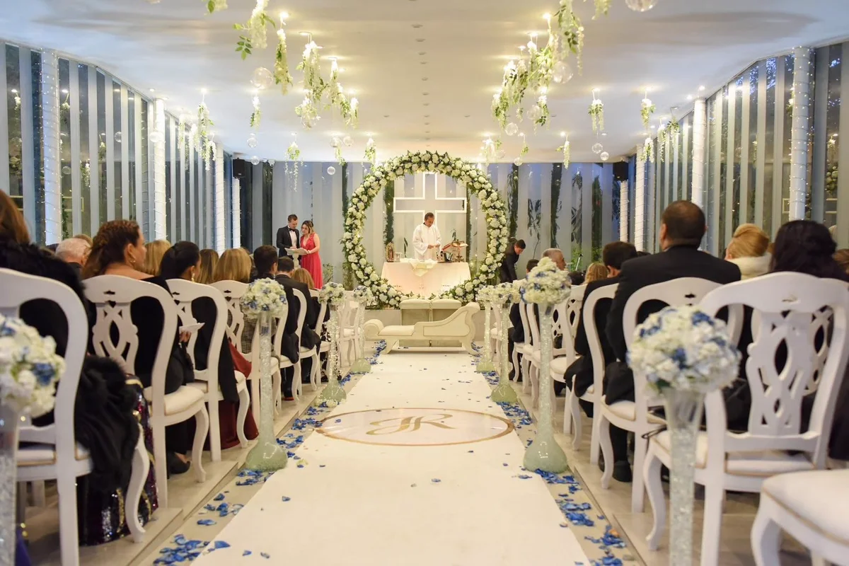 Ceremonia de boda en el salón interior de Hacienda Común y Silvestre