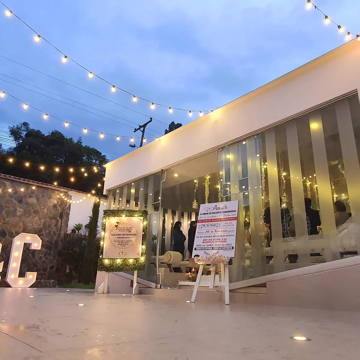 Fachada de Hacienda Común y Silvestre decorada para boda en Bogotá