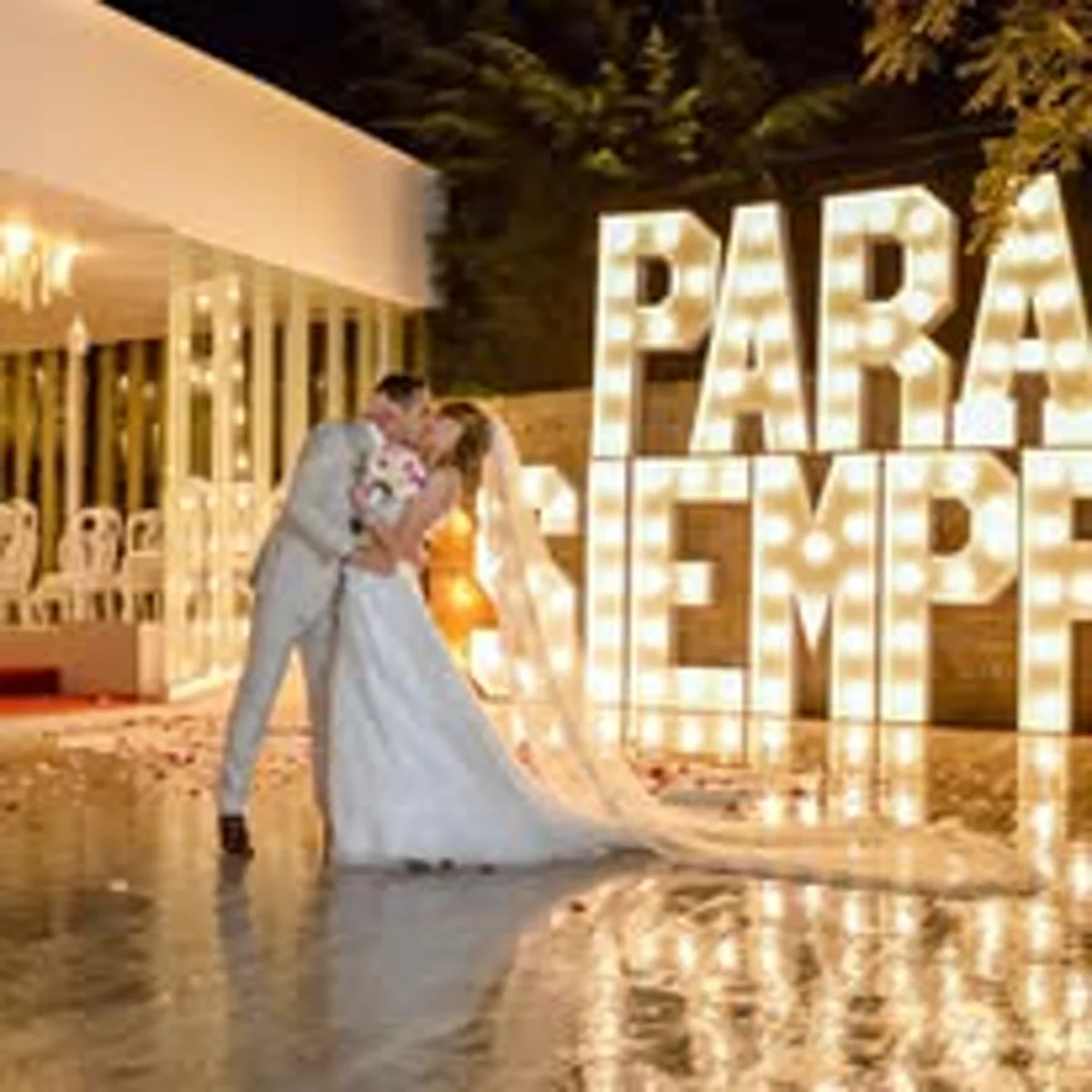 Pareja frente a letras PARA SIEMPRE en Casa Josue Guaymaral